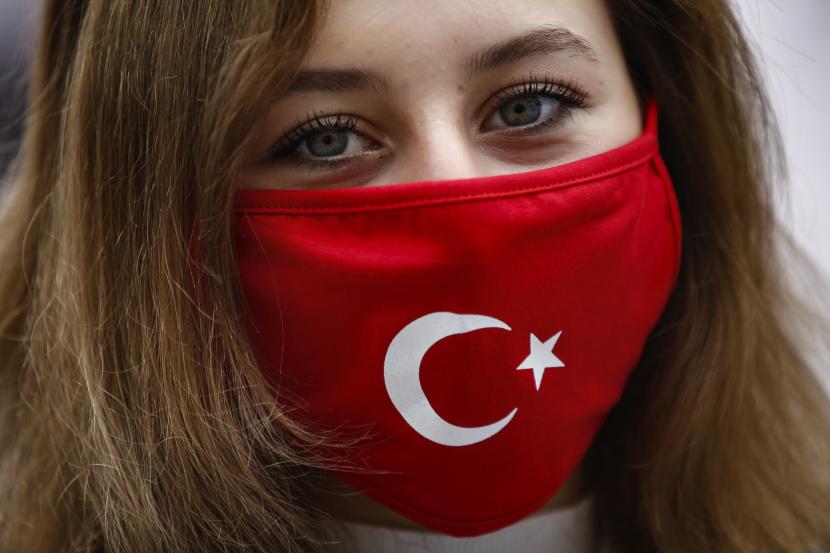 Diyanet Turki: Lindung Anak dari Ideologi Selain Islam. Foto ilustrasi: Seorang wanita, mengenakan topeng berhias bendera Turki untuk membantu mengekang penyebaran virus corona, di dekat konsulat Prancis di Istanbul, Rabu, 28 Oktober 2020.