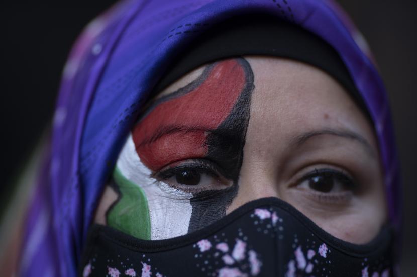  Seorang wanita mengenakan warna bendera Palestina saat melakukan protes terhadap Israel dan mendukung warga Palestina di Buenos Aires, Argentina, pada Senin, 17 Mei 2021.