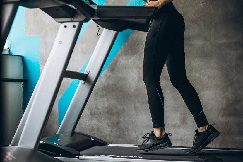 Seorang wanita menggunakan treadmill (ilustrasi). Untuk meminimalisasi risiko cedera saat menggunakan treadmill, berikut beberapa kiat tentang cara menggunakan treadmill yang aman.