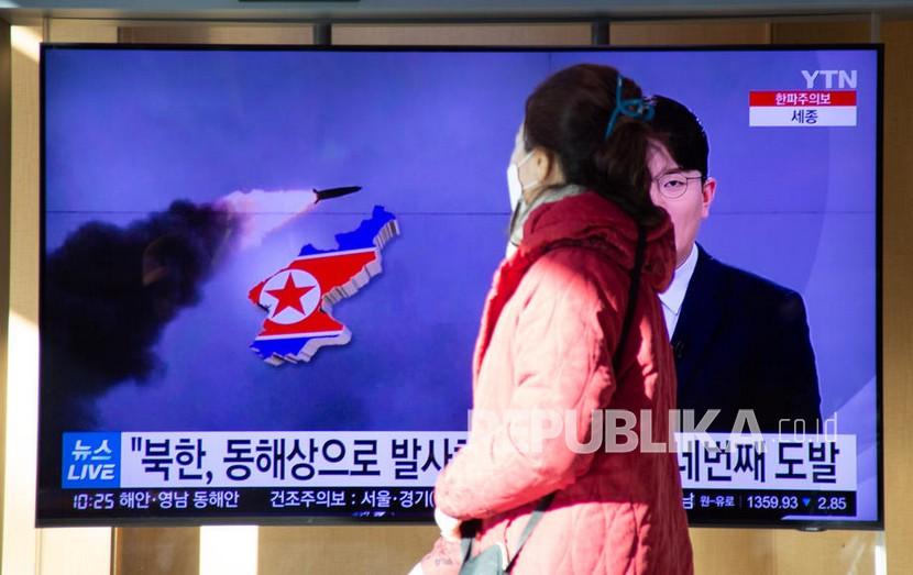 Seorang wanita menonton berita di sebuah stasiun di Seoul, Korea Selatan, Senin (17/1) dini hari WIB. Menurut Kepala Staf Gabungan Korea Selatan (JCS), Korea Utara menembakkan dua rudal balistik tak dikenal ke arah Laut Timur.