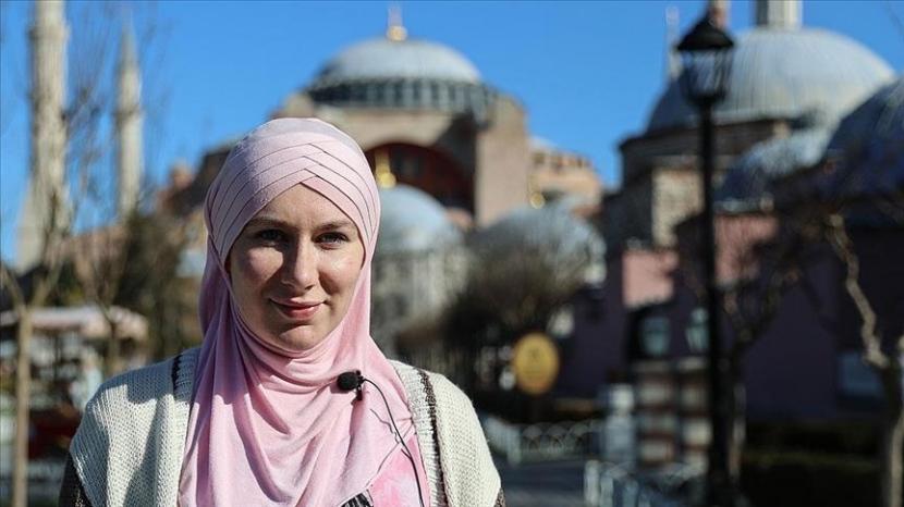 Jelajahi Turki, Wanita Muda Inggris Ini Putuskan Mualaf. Seorang wanita muda Inggris Aisha Rosalie (24 tahun) memutuskan menjadi mualaf setelah perjalanannya menjelajahi Turki.