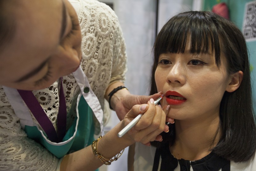 Seorang wanita muda mendapatkan perawatan bibir di sebuah salon kecantikan. (ilustrasi) 
