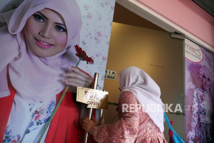 Seorang wanita Muslimah memasuki salon MOZ5 yang merupakan salon khusus Muslimah di Jakarta. 