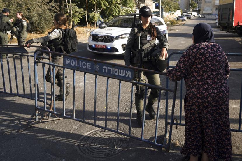 Seorang wanita Palestina berbicara dengan seorang petugas Polisi Perbatasan Israel (ilustrasi). Otoritas Palestina mengecam aksi dua pemukim Israel yang menyerobot masuk ke Gereja Getsemani di Yerusalem pada Ahad (19/3/2023). 