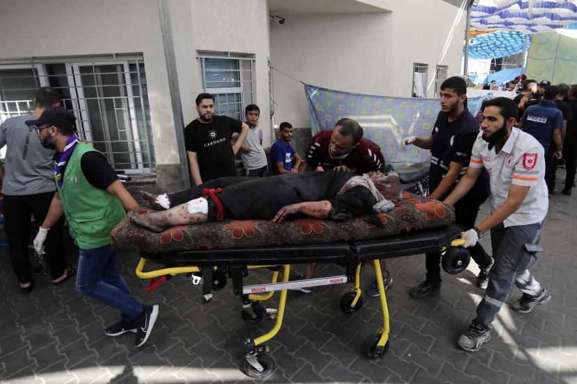 Seorang wanita Palestina yang terluka dibawa ke rumah sakit al-Shifa, menyusul serangan udara Israel di Kota Gaza, Jalur Gaza tengah.