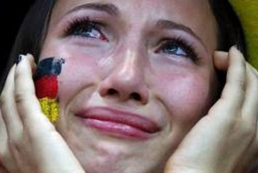 Seorang wanita pendukung Jerman menangis saat pertandingan semifinal melawan Italia.