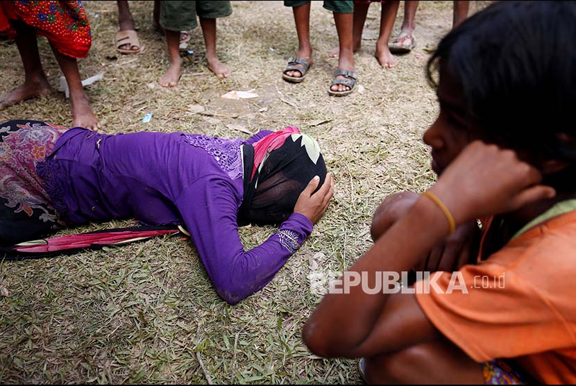 Seorang wanita Rohingya di perbatasan Myanmar - Bangladesh menangis setelah mendapat kabar melalui telefon suaminya tewas oleh militer Myanmar.