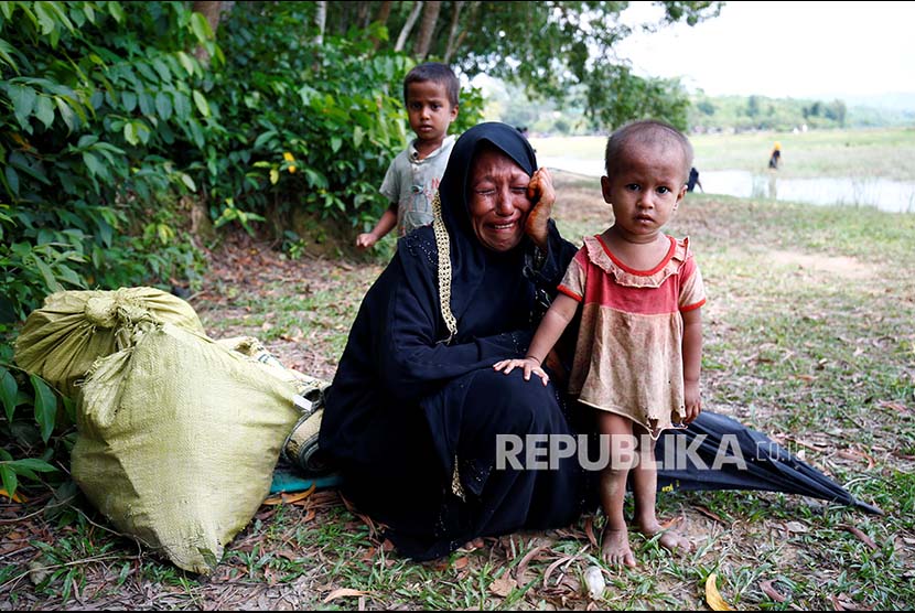 Seorang wanita Rohingya menangis setelah dilarang memasuki wilayah Bangladesh dari wiayah Myanmar