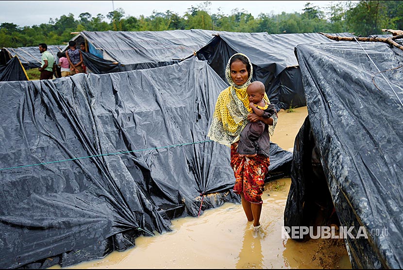 Seorang wanita Roohingya di antara tenda yang terendam banjir di Kamp pengungsi Rohingya, Cox's Bazaar, Bangladesh