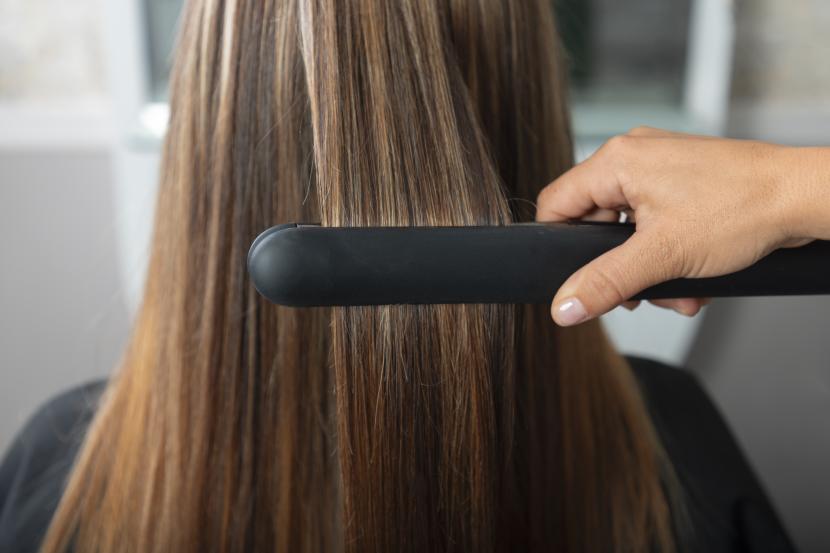 Seorang wanita sedang melakukan rebonding rambut (ilustrasi). Terdapat dua perbedaan pendapat ulama mengenai hukum rebonding rambut dalam Islam.