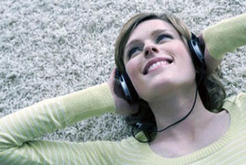 Headphone atau earphone untuk mendengarkan musik.