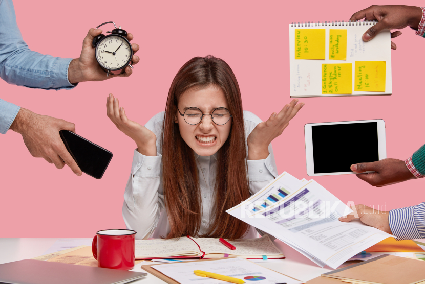 Seorang wanita sibuk bekerja (ilustrasi). Sibuk dan produktif merupakan dua hal berbeda. Kita tidak harus selalu sibuk untuk menjadi produktif.