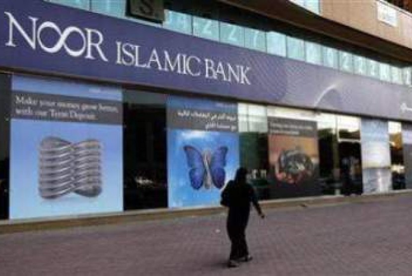 Seorang wanita tampak melintas di depan salah satu kantor cabang Noor Islamic Bank di Dubai.