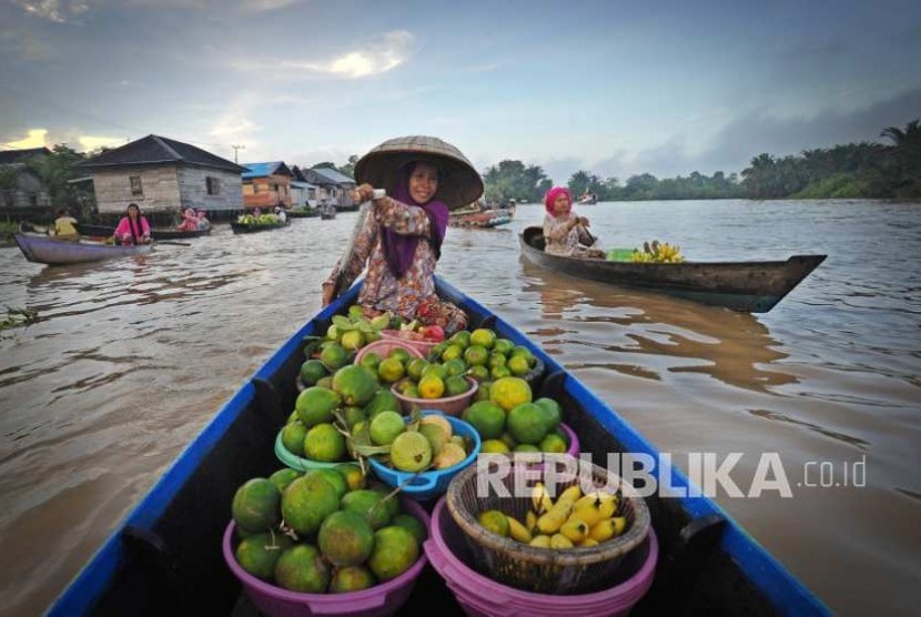 Seorang wanita tengah mendayung jukung (perahu khas Banjarmasin) di pasar terapung Martapura  (Foto: Edwin Dwi Putranto) 
