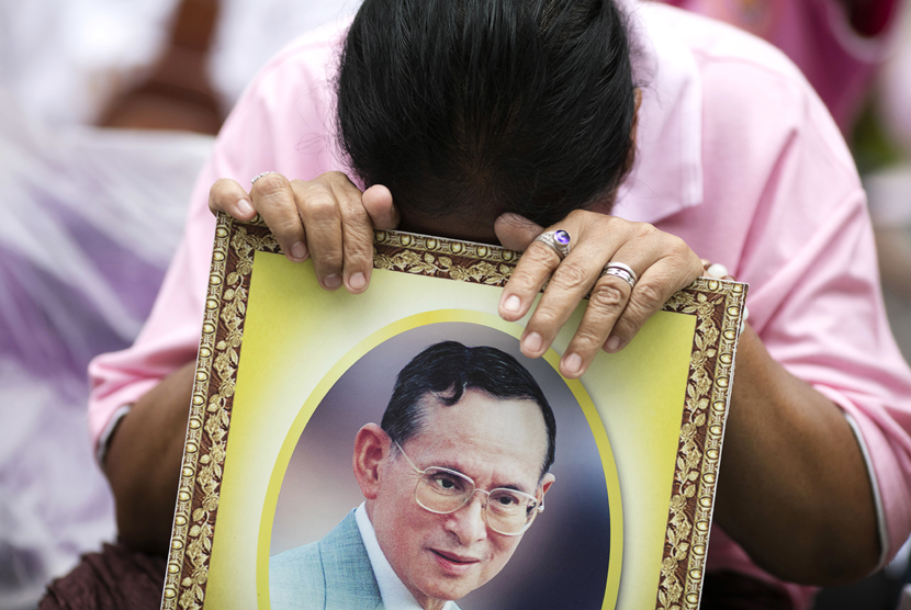  Seorang wanita Thailand menangis di Rumah Sakit Siriraj di mana Raja Bhumibol Adulyadej dirawat di Bangkok,  Raja Bhumibol Adulyadej dinyatakan meninggal dunia pada Kamis (13/10). 