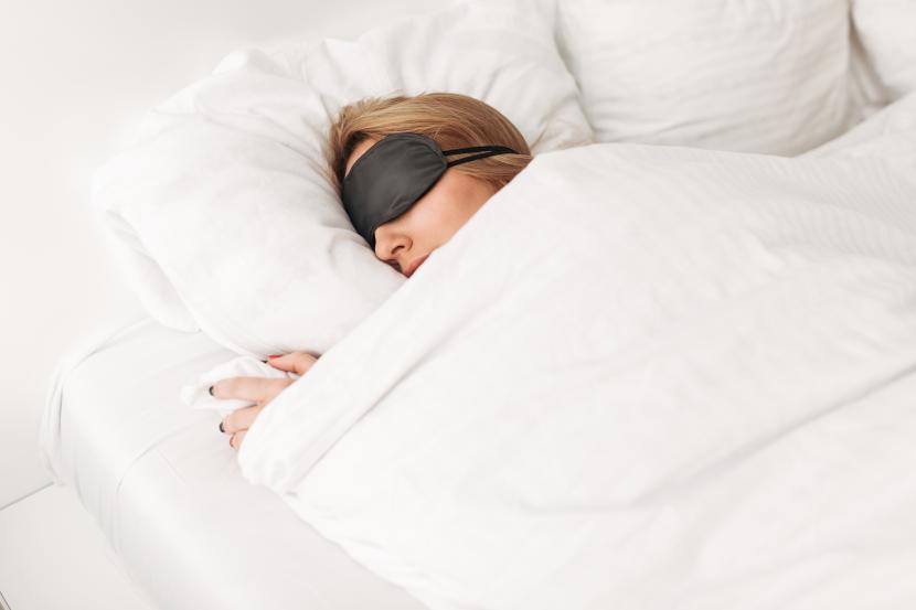 Seorang wanita tidur menggunakan penutup mata atau masker mata (ilustrasi). Ada beberapa cara yang bisa dilakukan untuk menormalkan pola tidur selepas Ramadhan.
