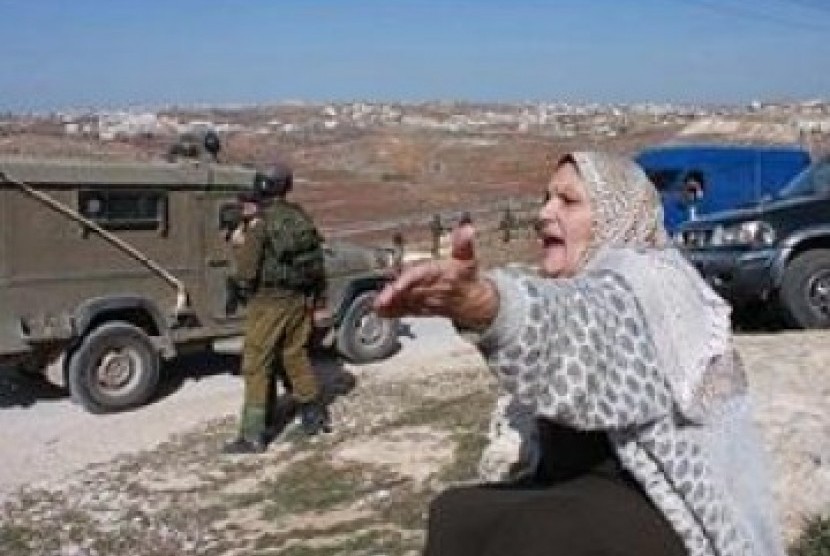 Seorang wanita warga Palestina memprotes penggusuran tanahnya.