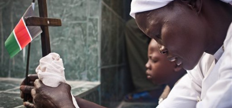 Seorang wanita warga Sudan Selatan berdoa dan bersyukur atas kemerdekaan negerinya.