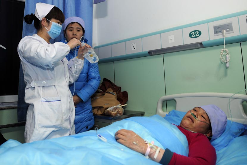  Seorang wanita yang terluka tengah dirawat di sebuah rumah sakit di Xiji, wilayah Ningxia, Ahad (5/1).    