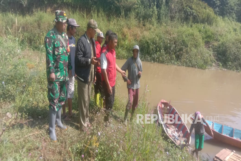 Seorang Warga Asal Cihampelas, Kabupaten Bandung Barat Diduga Tenggelam Saat Mencari Rongsokan di Perairan Waduk Saguling. 