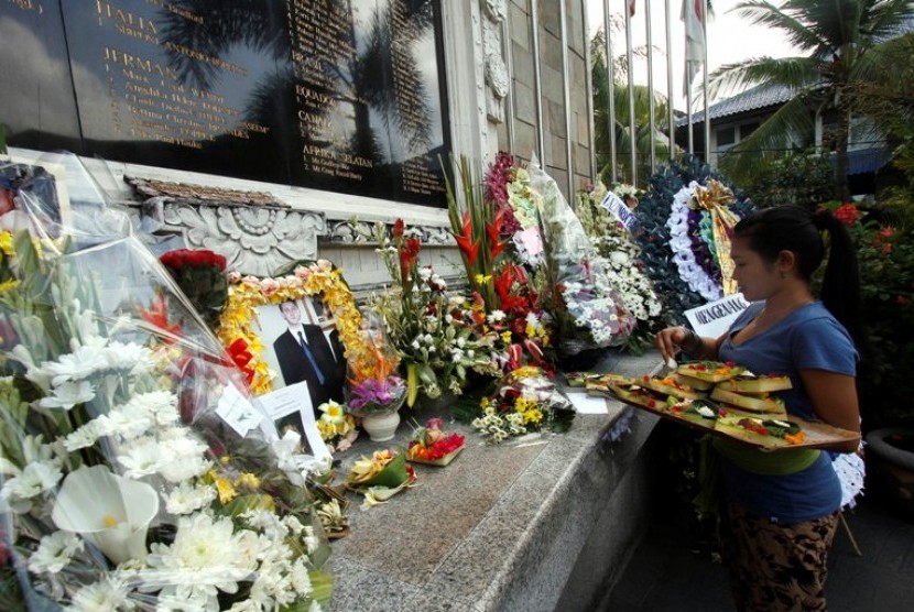 Seorang warga bali meletakan bunga di Monumen Bom Bali, Legian, Kuta, Bali, Jumat (12/10). Sejumlah korban selamat dan keluarga korban tragedi bom bali melakukan peringatan 10 tahun terjadinya tragedi yang menewaskan 202 orang, dari Indonesia dan berbagai 