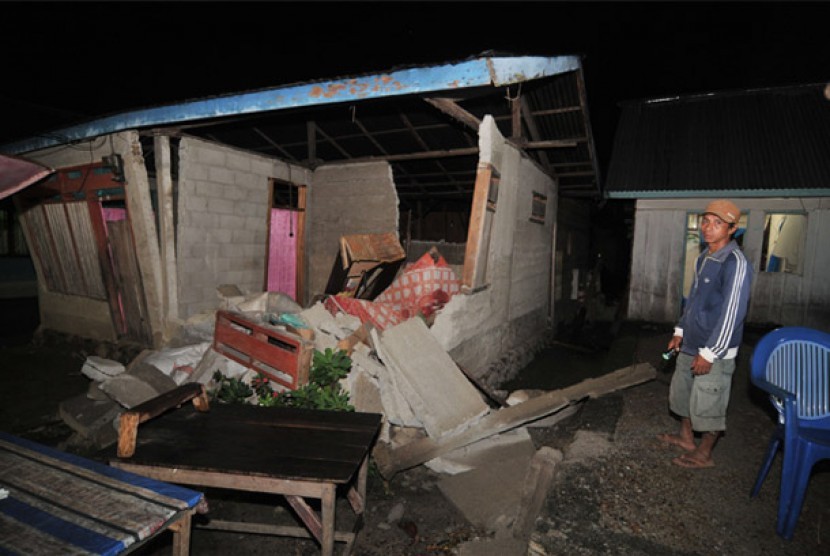 Seorang warga berdiri di antara reruntuhan rumahnya yang rusak berat di Desa Tuva, Kecamatan Gumbasa, Kab. Sigi, Sulawesi Tengah, Minggu (19/8) dinihari.