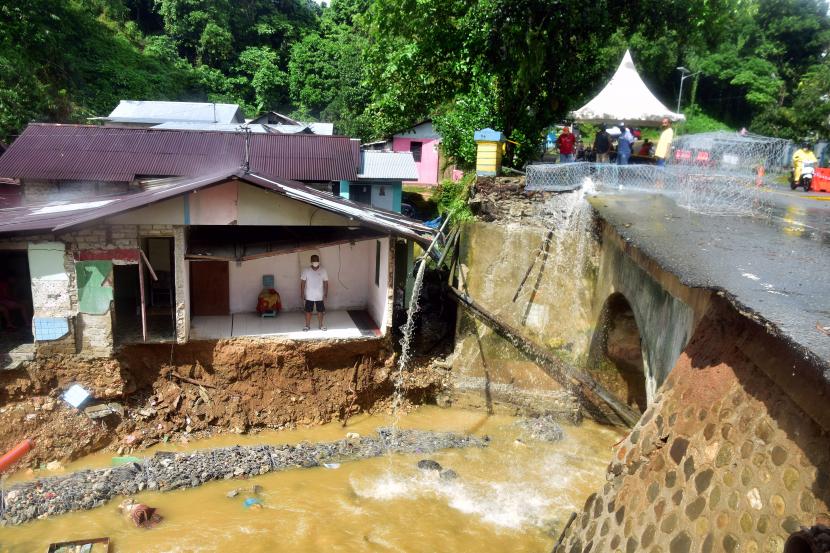 Badan Nasional Penanggulangan Bencana (BNPB) mencatat 1.560 bencana alam telah terjadi di Tanah Air dalam rentang waktu 1 Januari hingga 15 Juli 2021. (Foto ilustrasi: Longsor di daerah Jembatan Air Besar, Desa Holong, Kota Ambon, Maluku, 13 Juli 2021)