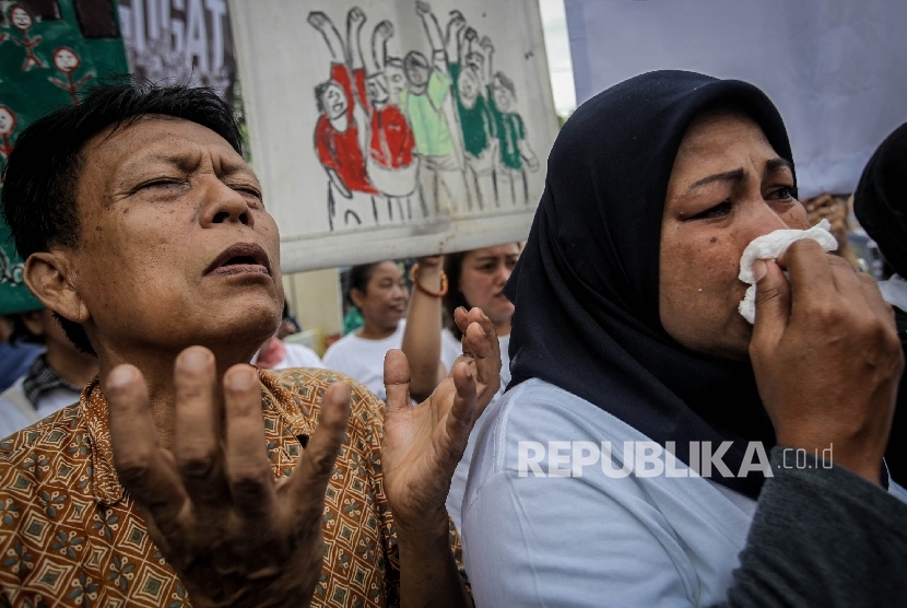 Seorang warga berdoadi tengah aksi jelang penggusuran permukiman yang terkena proyek normalisasi Sungai Ciliwung, Bukit Duri, Jakarta, Rabu (28/9)