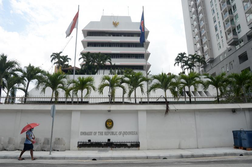 Seorang warga berjalan dengan memakai masker melewati kantor Kedutaan Besar Republik Indonesia (KBRI), di Kuala Lumpur, Malaysia, Jumat (14/5/2021). 
