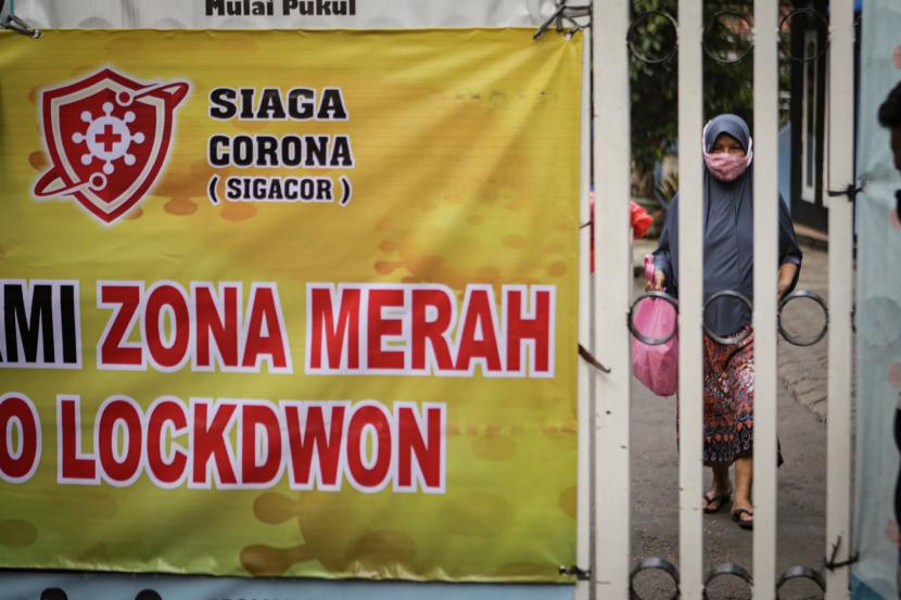 Seorang warga berjalan di kawasan yang menerapkan lockdown skala mikro (ilustrasi). Salah satu RT di Kelurahan Pejuang, Kecamatan Medan Satria, Kota Bekasi, Jawa Barat, di-lockdown petugas lantaran puluhan warganya terkonfirmasi positif Covid-19.