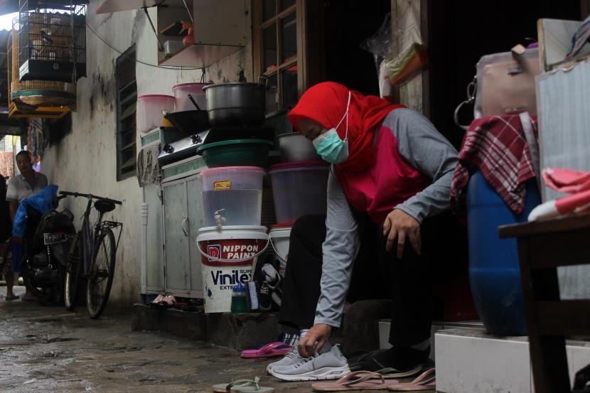 Seorang warga bersiap memulai aktivitas di permukiman padat penduduk Kemayoran Gempol, Jakarta, Sabtu (16/7/2022). Angka kemiskinan pada Maret 2022 mencapai 9,54 persen dari total penduduk.