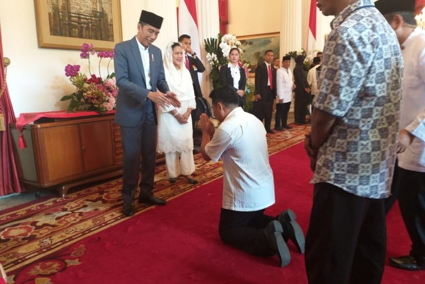 Seorang warga bersujud di depan Jokowi saat open house di Istana Negara pada 2019 lalu.
