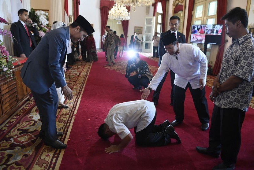 Seorang warga bersujud di depan Presiden Joko Widodo saat halalbihalal di Istana Negara, Jakarta, Rabu (5/6/19). 