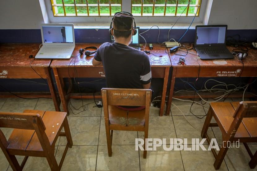 Seorang warga binaan menerima kunjungan keluarganya melalui fasilitas panggilan video di Lapas (ilustrasi). Sebanyak 778 warga binaan yang berada di Lapas Salemba, Jakarta Pusat, mendapatkan remisi khusus Idul Fitri 1441 Hijriah. 