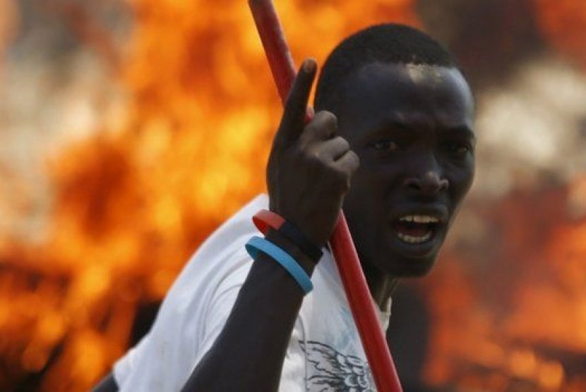 Seorang warga Burundi memprotes pemilihan Presiden Burundi Pierre Nkurunziza untuk ketiga kalinya