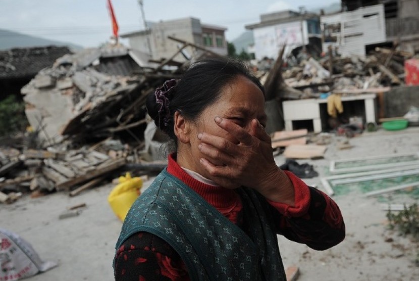  Seorang warga Cina menangis mendapati rumahnya rusak berat akibat gempa yang melanda Ya'an, Provinsi Sichuan, Cina, Sabtu (20/4) waktu setempat. 