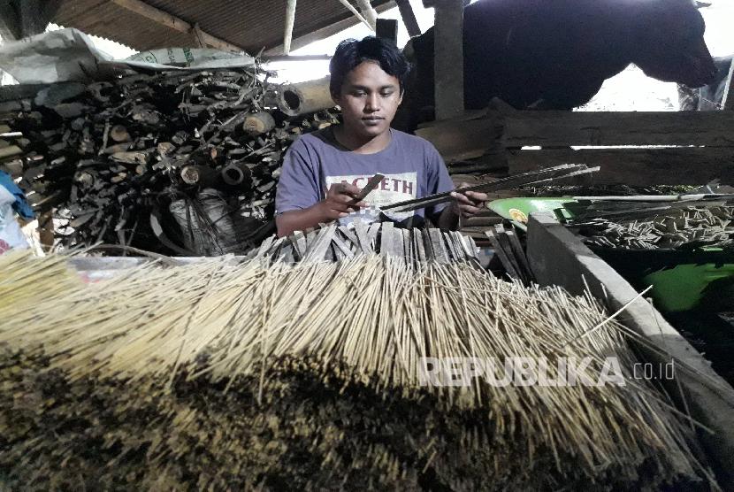 Seorang warga desa Dalisodo, kecamatan Wagir, kabupaten Malang, Jawa Timur sedang merapihkan potongan-potongan bambu untuk kemudian diserut di workshop pembuatan dupa, Jumat (15/12). Desa Dalisodo merupakan desa UMKM binaan pertamina yang memproduksi dupa dengan jumlah produksi 21 ton per minggunya dengan nilai Rp 315 juta.