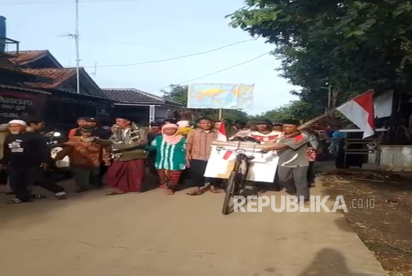 Seorang warga Desa Segeran, Kecamatan Juntinyuat, Kabupaten Indramayu berangkat ke Mekkah untuk menunaikan ibadah haji dengan mengendarai sepeda. 