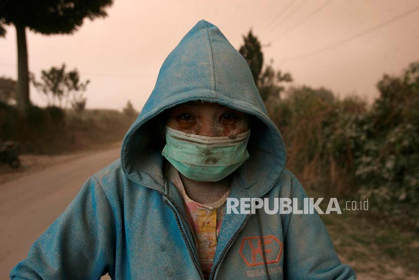 Seorang warga di Desa Beganding Kab Karo yang terdampak hujan abu vulkanik akibat letusan Gunung Sinabung, Rabu (2/8).
