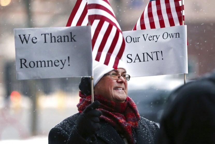 Seorang warga di Salt Lake City, AS, Kamis (6/2), mengangkat papan ucapan terim kasih ke Senator Mitt Romney yang dianggap berani memilih ya untuk Presiden Trump diturunkan dari jabatannya.