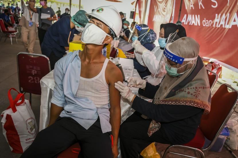 Seorang warga disuntik vaksin COVID-19 AstraZeneca saat vaksinasi COVID-19 massal di Pelabuhan Sunda Kelapa, Jakarta, Kamis (10/6/2021). Vaksinasi massal itu digelar untuk masyarakat di pelabuhan karena memiliki intensitas dan mobilitas tinggi sehingga berisiko terpapar COVID-19.
