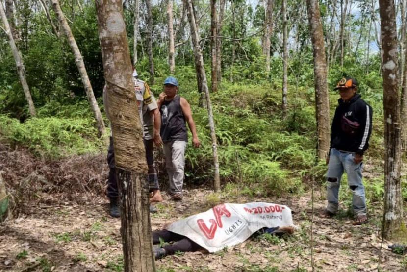 Seorang warga ditemukan meninggal di kebun karet di Desa Mengkauk, Kecamatan Pengaron, Kabupaten Banjar, Rabu (29/3/2023).