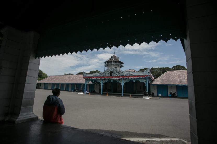 Seorang warga duduk melihat bangunan Keraton Kasunanan Solo, Jawa Tengah.