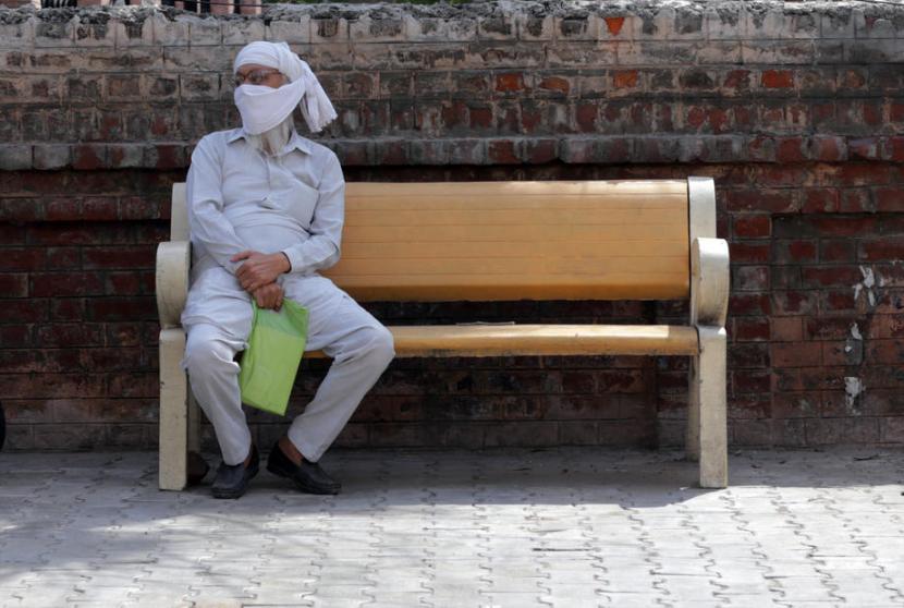 Seorang warga India duduk di kursi di Amritsar, India. Negara itu kini mencatat jumlah kematian akibat Covid-19 lebih dari China.