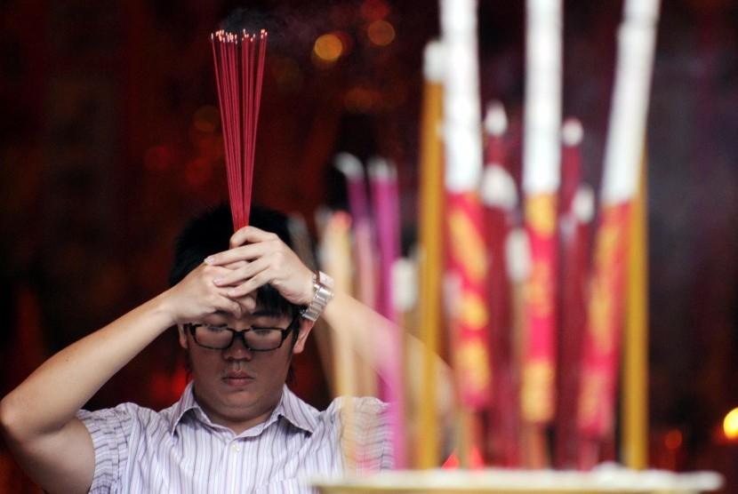 Seorang warga keturunan Tionghoa bersembahyang di Kelenteng Xian Ma Makassar. (Ilustrasi)