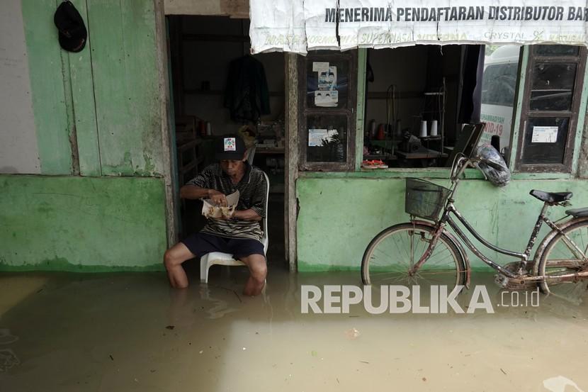 Seorang warga korban banjir yang tidak mengungsi, mendapat bantuan makanan dari dapur umum di Hujan deras yang mengguyur wilayah selatan Jateng beberapa hari terakhir, memicu banjir di sejumlah lokasi di Kabupaten Banyumas, CIlacap, Kebumen, dan Purworejo. (ilustrasi)