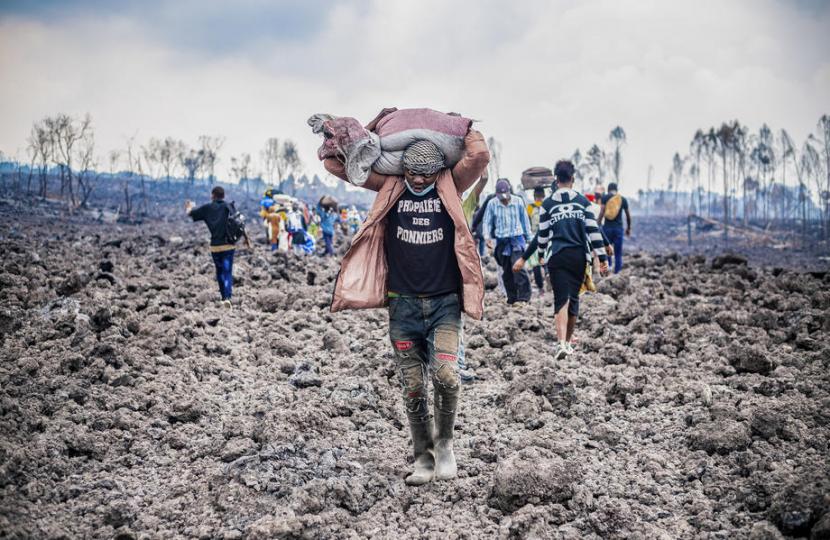 Seorang warga Kota Goma, Kongo berjalan di atas lahar dingin Gunung Nyiragongo pada 26 Mei 2021.