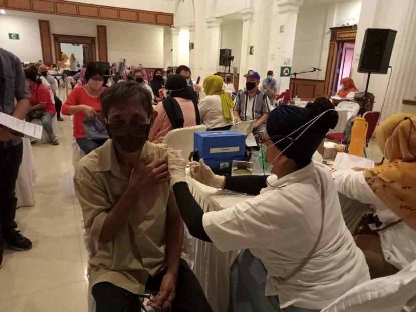 Seorang warga lanjut usia (lansia) di Kota Sukabumi menjalani vaksinasi Covid-19 di Gedung Juang 45 Kota Sukabumi yang bertepatan dengan hari lansia pada 29 Mei, Sabtu (29/5)
