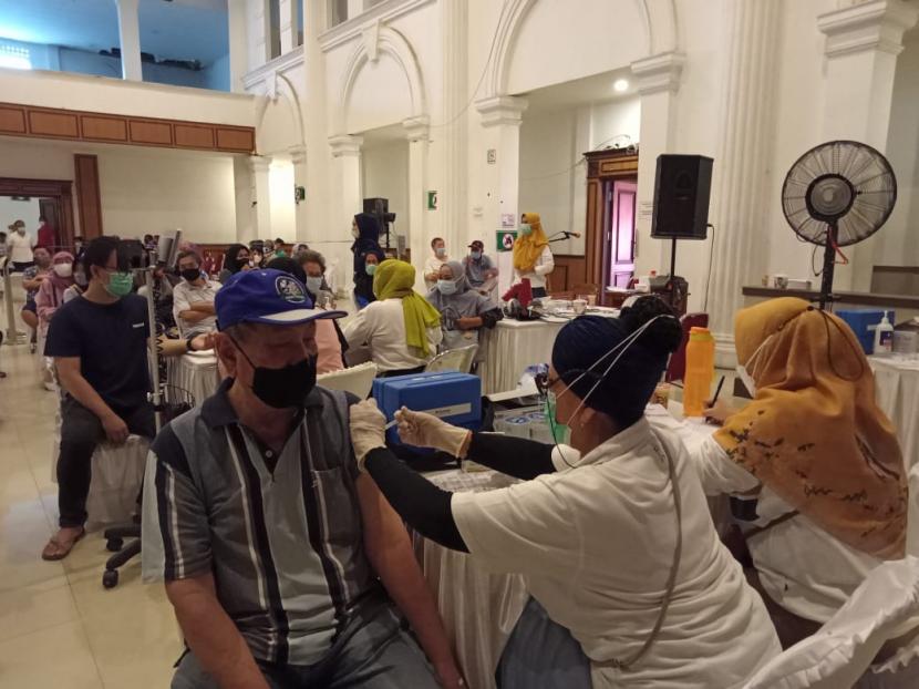 Seorang warga lanjut usia (lansia) di Kota Sukabumi menjalani vaksinasi Covid-19 di Gedung Juang 45 Kota Sukabumi yang bertepatan dengan hari lansia pada 29 Mei, Sabtu (29/5).