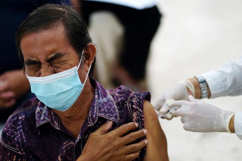 Seorang warga lanjut usia (lansia) mendapatkan suntikan vaksin Sinovac di Belle Li Mbui, Kota Gorontalo, Gorontalo, Rabu (19/5). (Ilustrasi)
